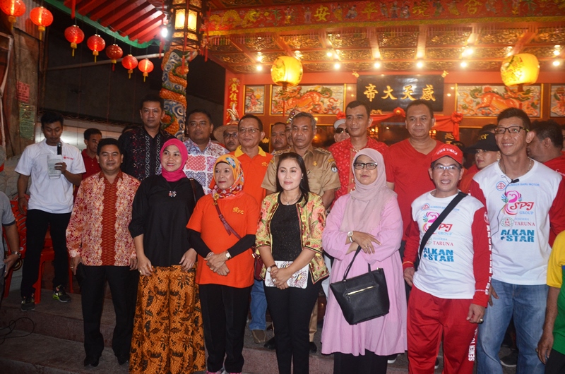 Bupati Martin Rantan bersama fokopimda dan jajaran panitia diabadikan sebelum melepaskarnapal Cap Go Meh di kelenteng Tua Pek Khong.