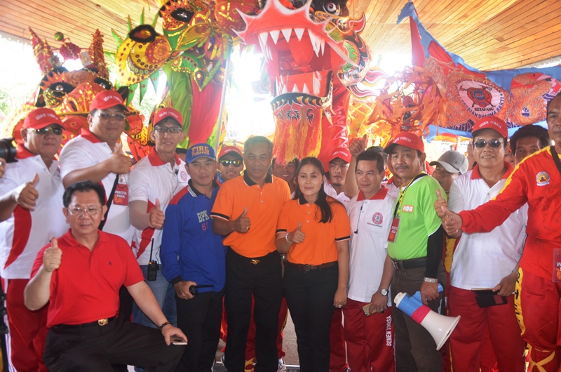 Bupati Martin Rantan beserta Ketua Tim P PKK Ny Elysabet Betty Martin Rantan bersama panitia dan ketua naga yang mengunjungi Pendopo Bupati Ketapang.