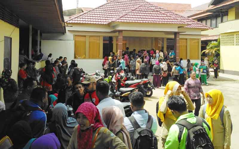 Guru Mengantri
