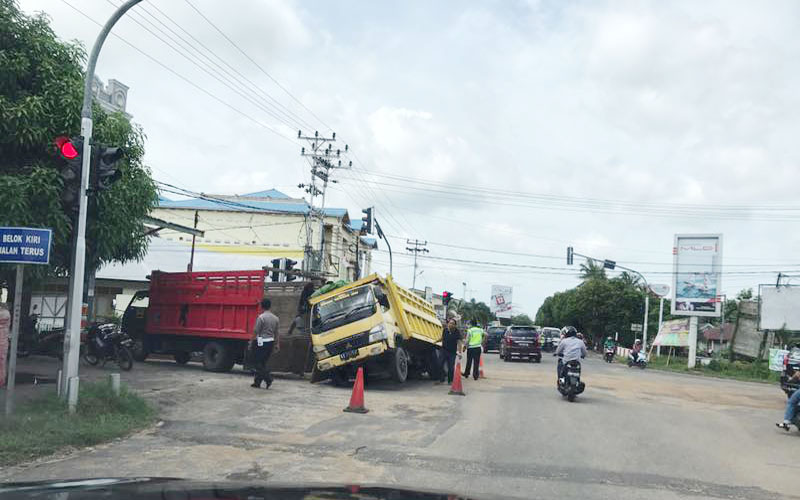 Truk Terperosok