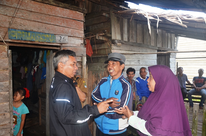 Bupati Martin Rantan berdialog dengan anggota nelayan sungai teluk keluang