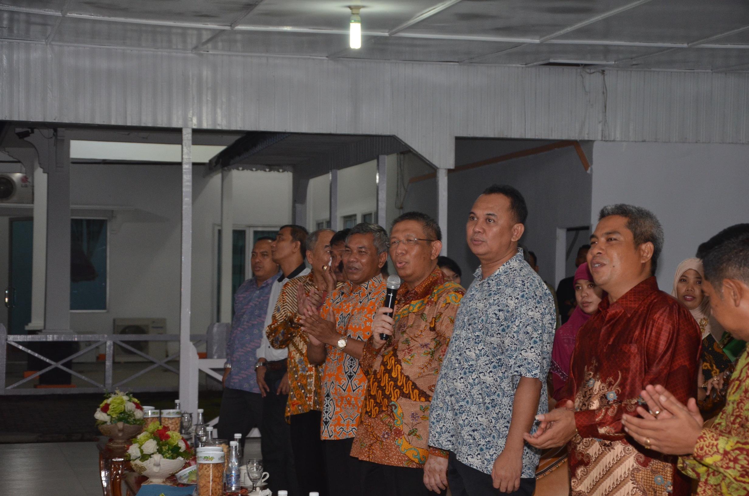 Bupati turun dari Podium dan nyanyi lagu kemesraan dengan Ketua IKA Untan-2