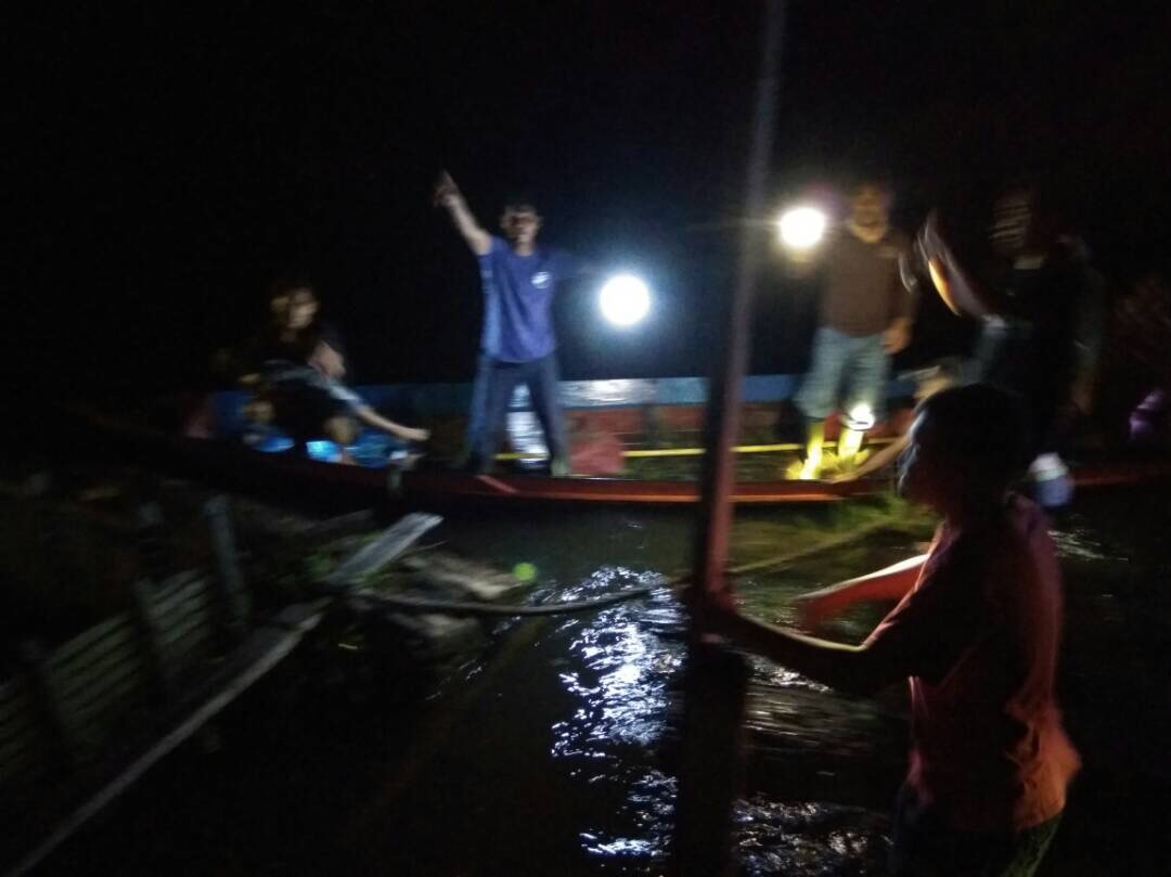 foto : suasana pencarian terhadap para korban perahu tenggelam di kecamatan manis mata, selasa (23/5) malam.