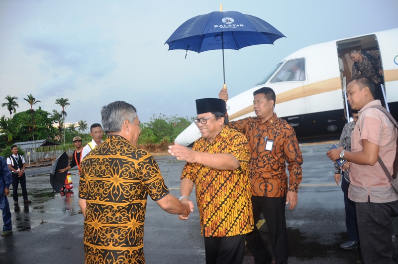 Ketua DPD dan Wakil Ketua MPR RI Oesman Sapta Oedang disambut Bupati Martin Rantan SH di bandara Rahadi Oesman Ketapang
