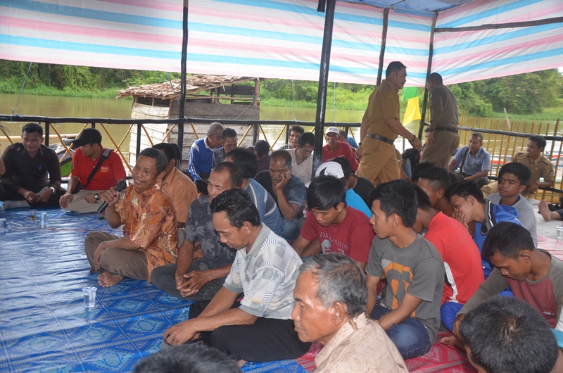 Perwakilan Nelayan sungai teluk keluang saat menyampaikan keluhannya kepada Bupati Martin Rantan dan rombongan saat mengunjungi teluk Keluang
