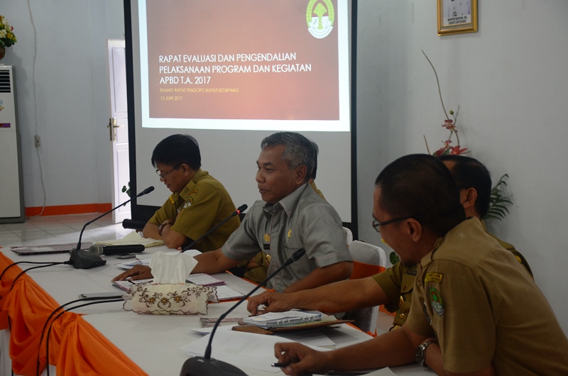 Bupati Martin rantan SH memberikan arahan pada rapat evaluasi pelaksanaan program APBD tahun 2017 di ruang rapat Pendopo Buati Ketapang.3
