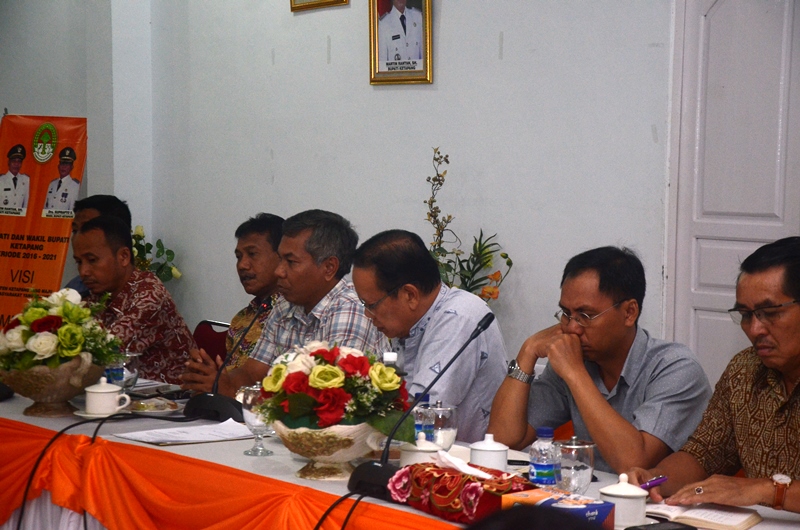 Bupati Martin rantan memimpin rapat koordinasi SKPD soal serapan anggrantahun 2017 di pendopo Bupati Ketapang