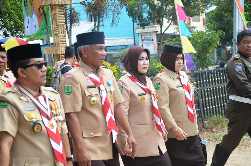 Bupati Martin Rantan SH, Bersama Kwarda Provinsi Kalbar H SUpriadi.S.Sos.M.Si meninjau perkemahan peserta pramuka di taman budaya Kompleks Pendopo Bupati Ketapang.2