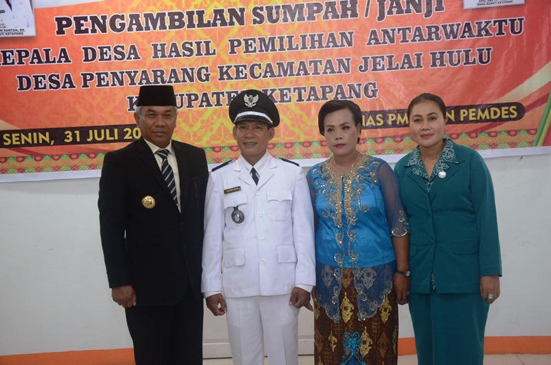 Bupati Martin Rantan SH bersama pejbat Kades Penyarang kecamatan jelas Hulu dipendopo Bupati Ketapang