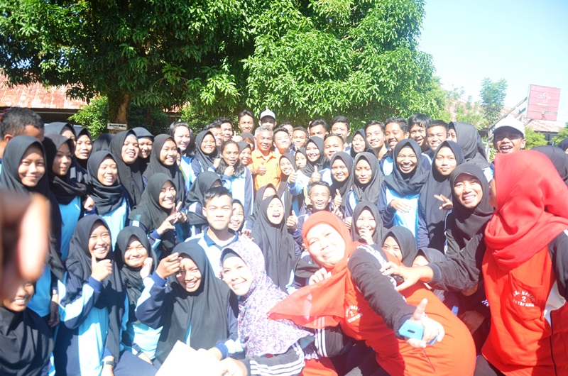 Bupati Martin rantan diserbu siswa siswi SMAN 2 untuk foto bersama usai memberikan pengarahan kepada peserta didik baru