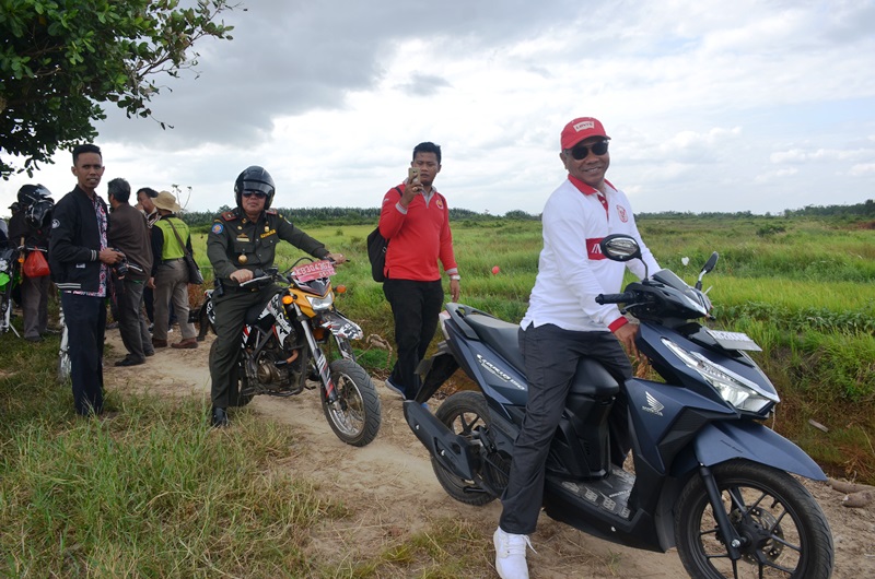 Bupati Martin Rantan SH bersama jajaran SKPD terkait melakukan survei lapangan terhadap potensi lahan pertanian di desa Sei Awan Kanan.2