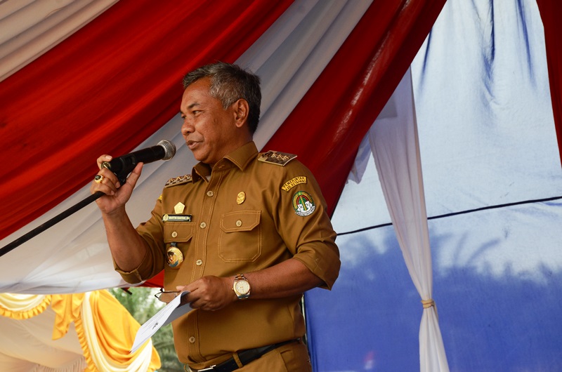 Bupati Martin Rantan saat memberikan sambutan didepan warga Kecamatan Sei Melayu Rayak