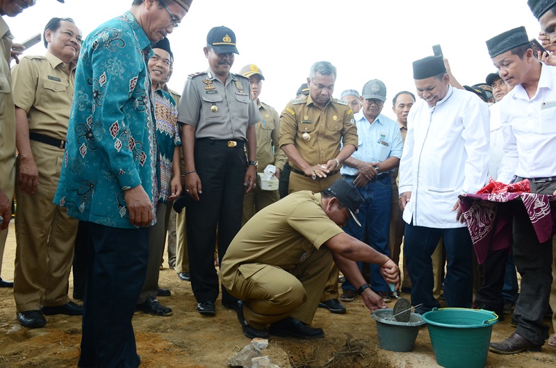Bupati Martin rantan menyaksikan camat Sei Melayu Rayak R Setio yang ikut meletakkan batu pertama pembangunan masjid AL Hidayah kecamatan Sei Melayu Rayak