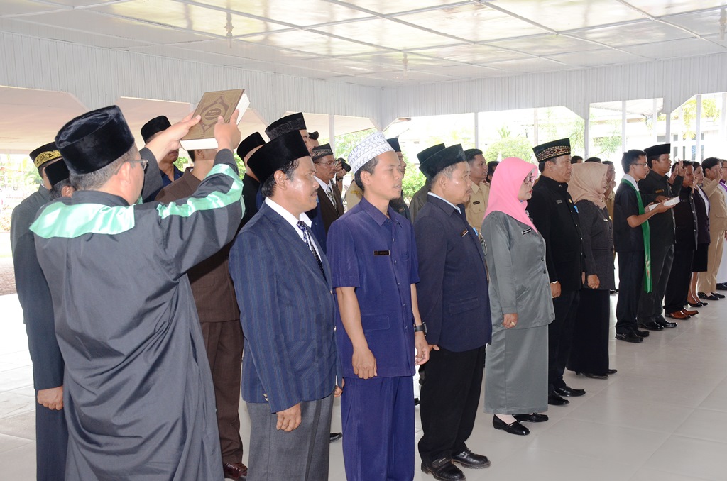 Para kepala sekolah dan pejabat administrator yang diambil sumpah dan janji oleh Bupati Martin Rantan dipendopo Bupati Ketapang