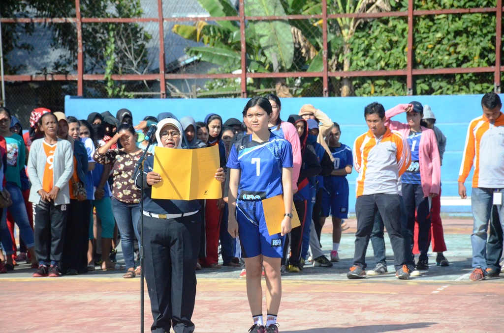 Wasit dan Atlet peserta kejuaan vooly ball piala Bupati Ketapang sedang melakukan pembacaan janji pair play di lapngan vollbal bhayangkara Ketapang