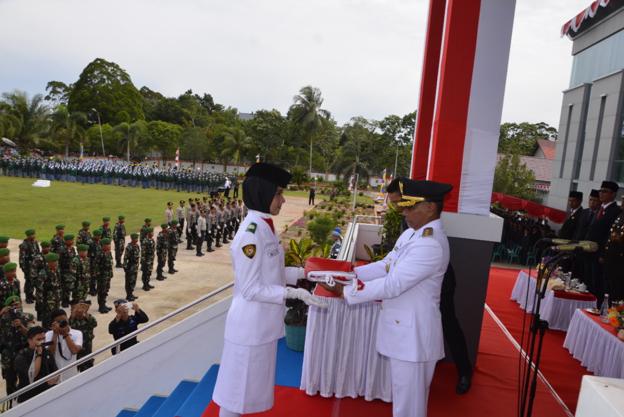 Serahkan Bendera