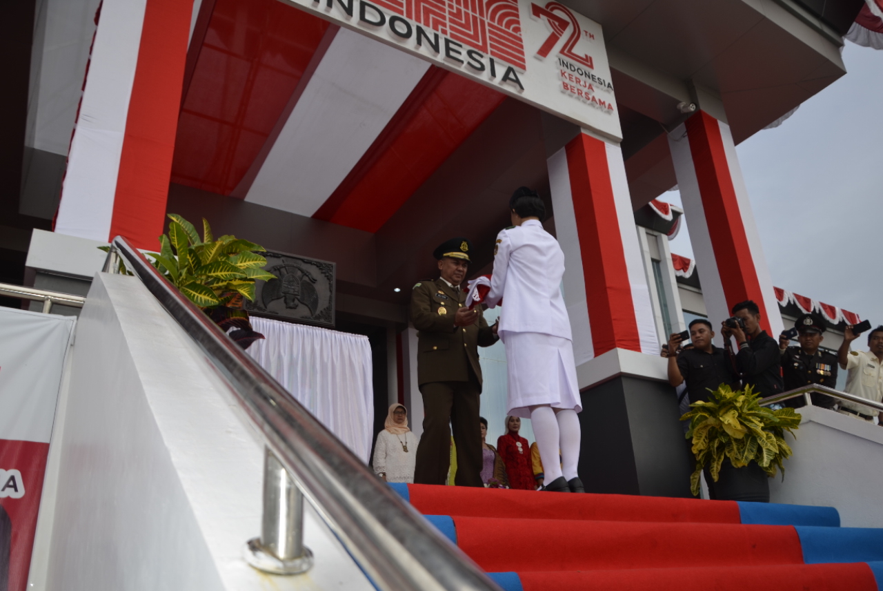serahkan bendera pada Kejari