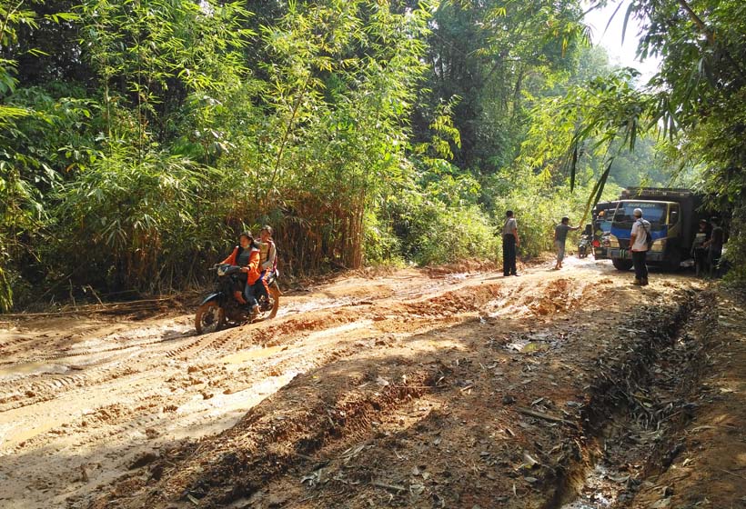 Pengendara Melintas di Jalan Tanjung Tumbang Titi