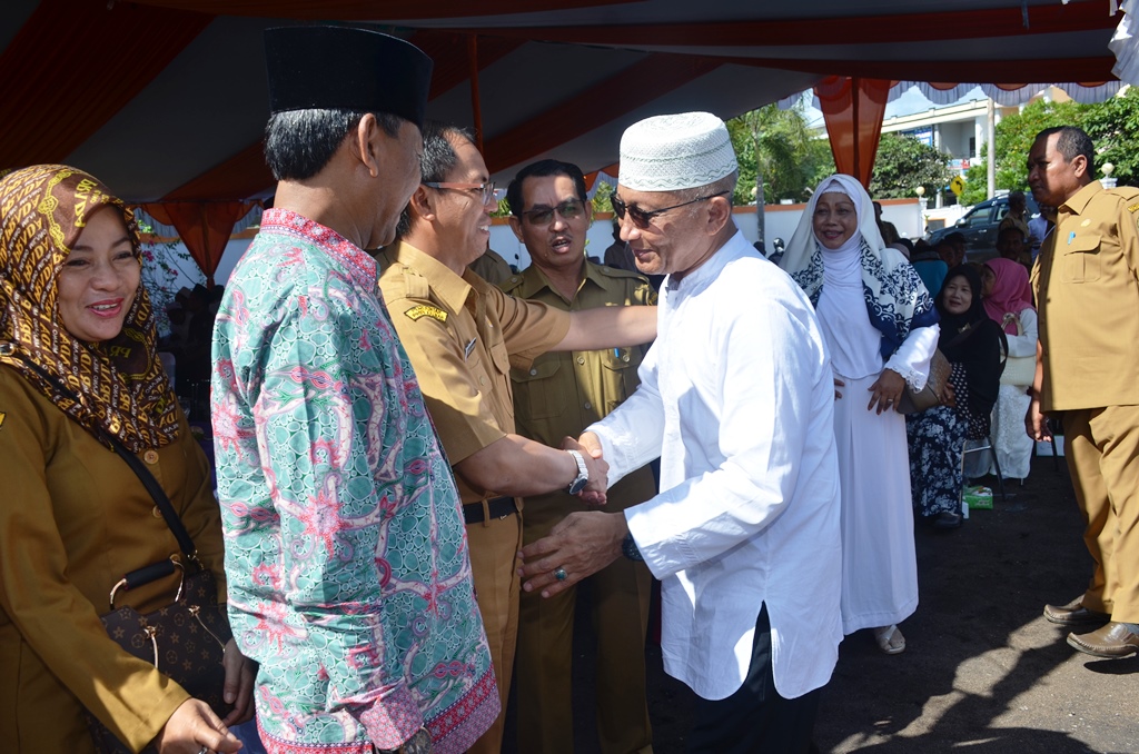 Wabup Drs H SUprapto tiba di rumah jabatan Wabup disambut para Asisten dan jamaah usai melaksanakan ibadah haji di Mekah
