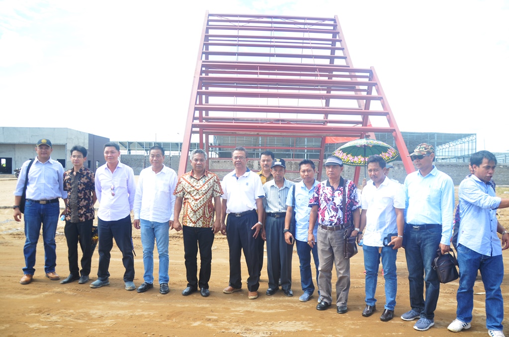Bupati Martin rantan SH saat melakukan kunjungan ke Pabrik PT Ketapang Eology di Kecamatan Muara Pawan