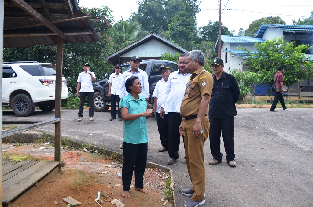 Bupati Martin Rantan SH berdialog dengan warag yang bangunan terkena pelebaran jalan Serengkah Batu Bulan Beringin Rayo Kecamatan Tumbang Titi