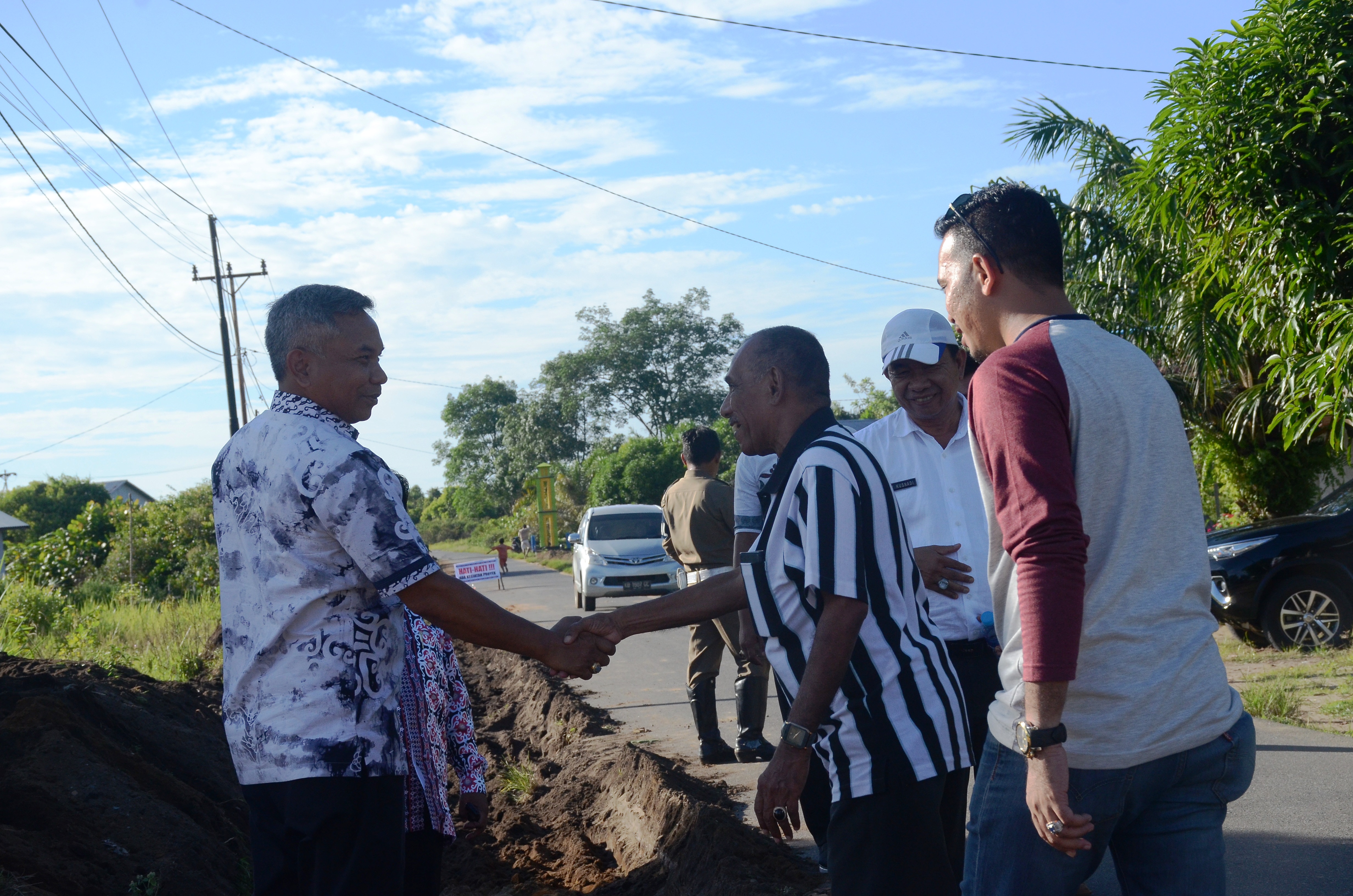 Bupati Martin Rantan SH melihat dari dekat proses pelebaran jalan di desa Negeri Baru Kecamatan Benua Kayong.2