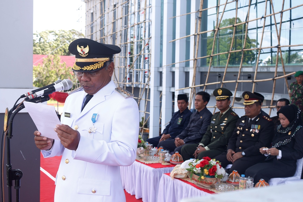 Bupati Martin Rantan SH menjadi Inspektur upacara peringatan Hari Pahlawan10 November membacakan sambutan Mensos RI dihalaman Kantor Bupati Ketapang