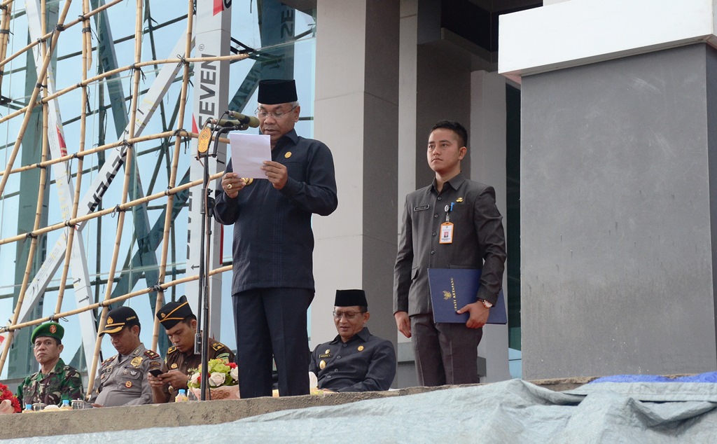 Bupati Martin rantan SH menyampaikan sambutan Menteri Pendidikan dalam upacara HUT PGRI ke 72 di halaman Kantor Bupati Ketapang