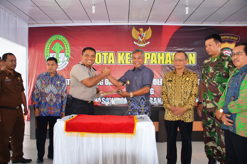 Kesepakatan bersama pengawasan ADD anaara Bupati Ketapang Martin Rantan SH dan Kapolres AKBP Sunaryo.S.Ik dipendopo Bupati Ketapang