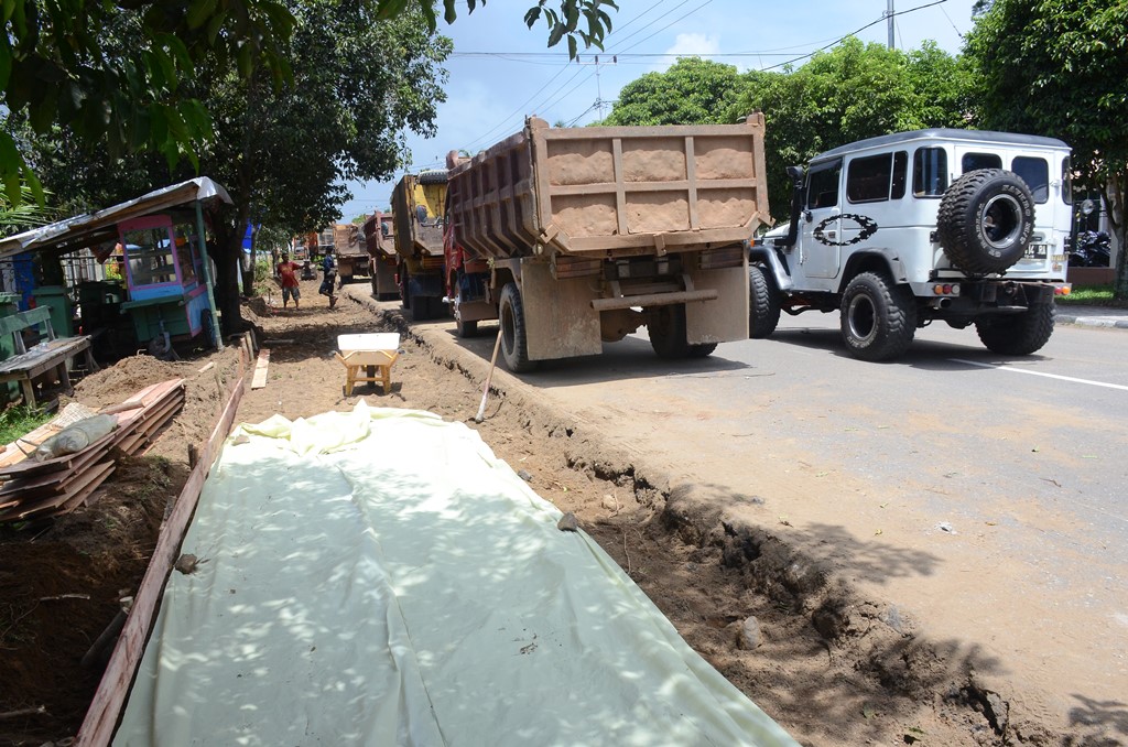 Pelebaran Jalan jend Sudirman dari depan Kantor Bupati Ketapang sampai dengan perempatan Polres sedang dilakukan oleh Dinas PU Ketapang