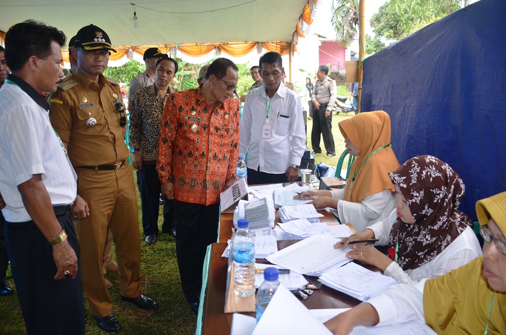 Wabup Suprapto melihat Panitia Pilkades Desa baru saat memantau Pilkades Desa Baru Kecamatan Benua Kayong
