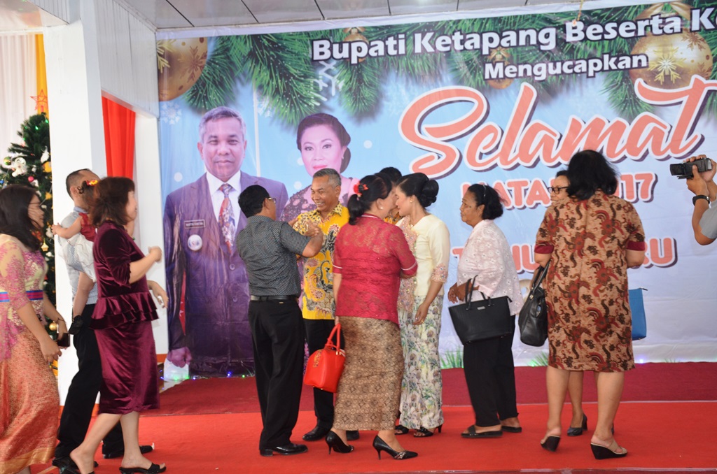 Warga mengunjungi Bupati Martin rantan SH