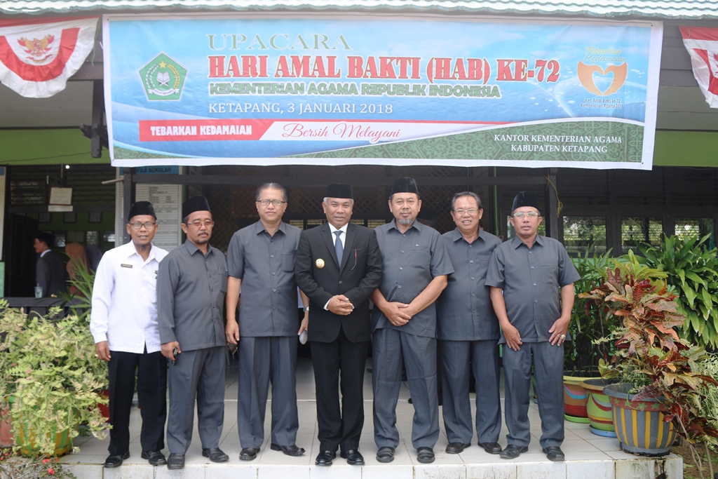 Bupati Martin Rantan SH bersama Kepala Kantor Kemenag Ketapang tokoh agama, foto bersama usai upacara peringatan hari amal bakti Kemenag ke 72 di MAN Ketapang