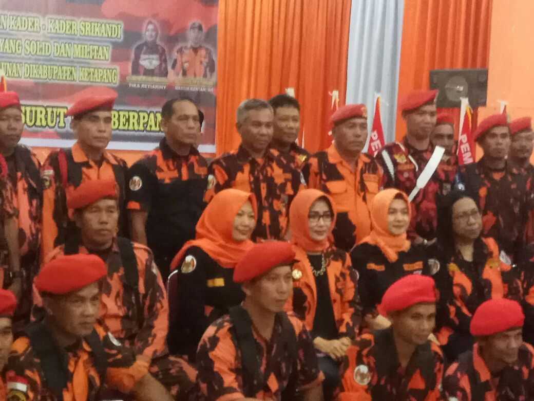 Bupati Martin Rantan SH bersama jajaran pengurus MPC dan Lembaga Srikandi PP foto bersama usai melaksankan Muscab I DPC Srikandi PP di gedung Pancasila Ketapang