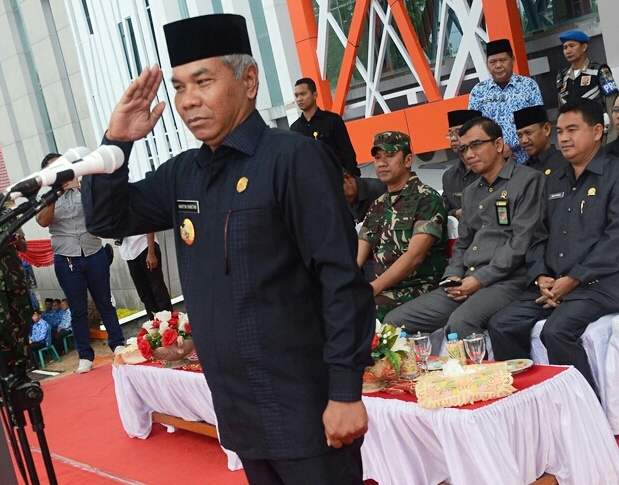 Bupati martin rantan SH menjadi pembina upacara pada peringtan HUT ke 61 Pemprov kalbar di halaman kantor Bupati Ketapang-1-1