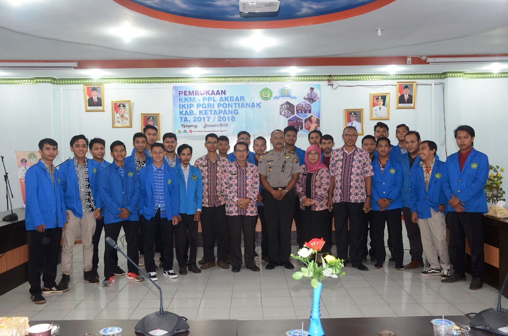 Pj Sekda Drs Heronimus Tanam ME bersama mahasiswa KKM PPL IKIP PGRI Pontianak dipendopo Bupati Ketapang