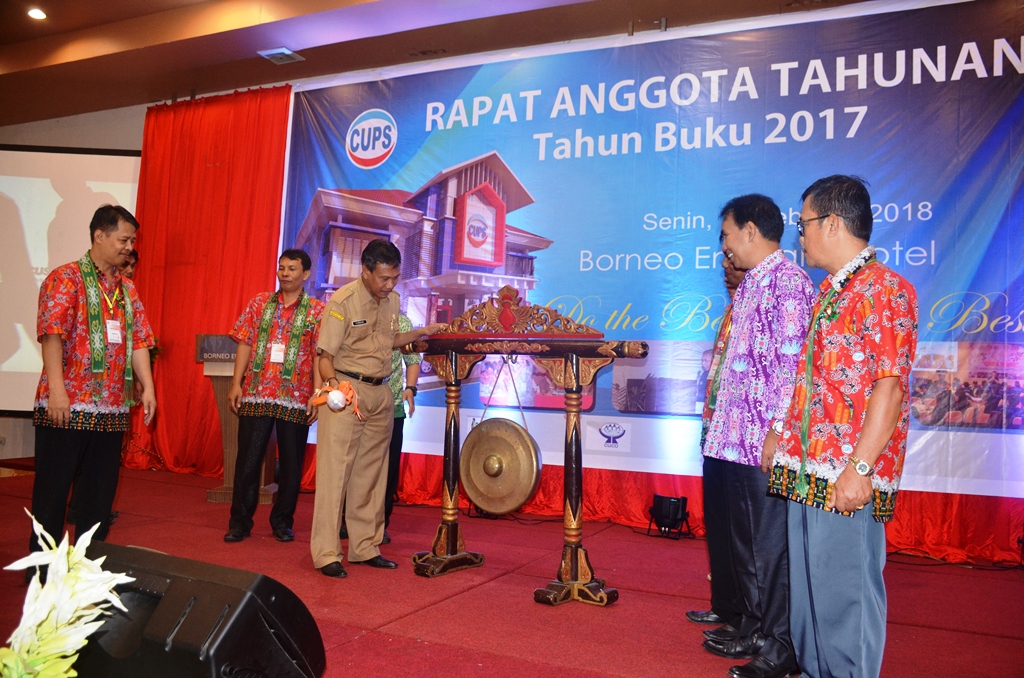 Asisten II Setda Farhan SE.M.Si memukul gong menandai dimulai RAT CUPS resmi dibuka, kegiatan berlangsung di Hotel Borneo Emerald Ketapang