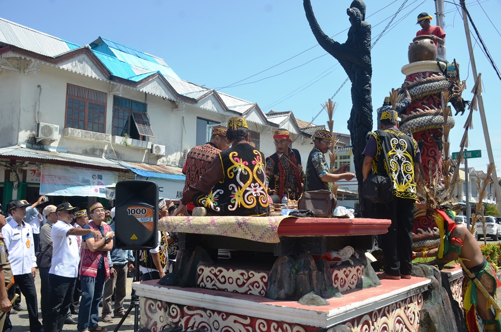 Bupati Martin Rantan SH menyaksikan langsung prosesi ritual adat penggantian tajau tugu tolek bala di persimpangan jalan Merdeka-A Ayani Ketapang