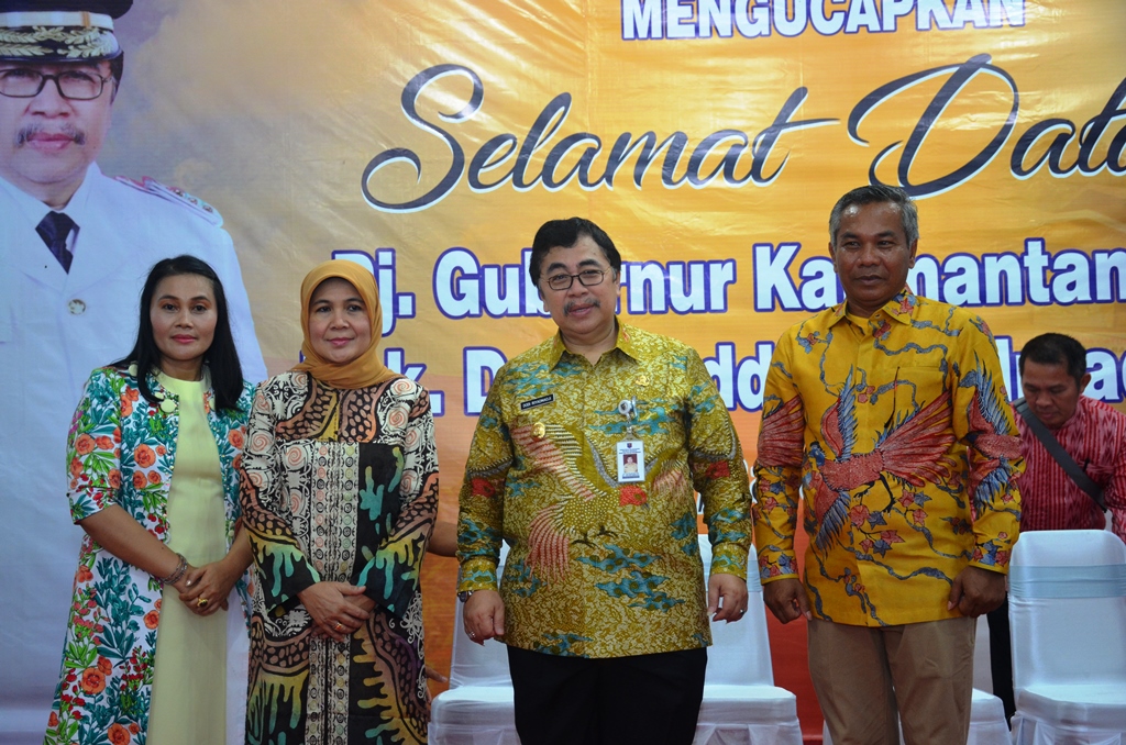 Pj Gubernur KalbarDodi Riatmaji bersama Bupati Martin Rantan SH usai tukar menukar cindera mata di pendopo Bupati Ketapang