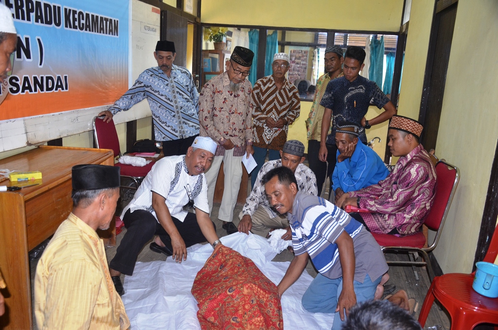 Kabag Kesra Amrullah sedag menyaksikan Ustad Sartono S.Sos M.Si sedang memberikann pelatihan praktek fardhu kifayah di Kecamatan Sandai