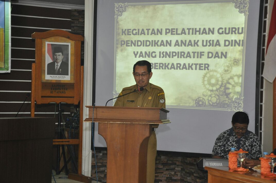 Pj sekda Drs Hernimus Tanam ME membuka pelatihan tenaga pendidik PAUD di aula Bapeda Ketapang (1)