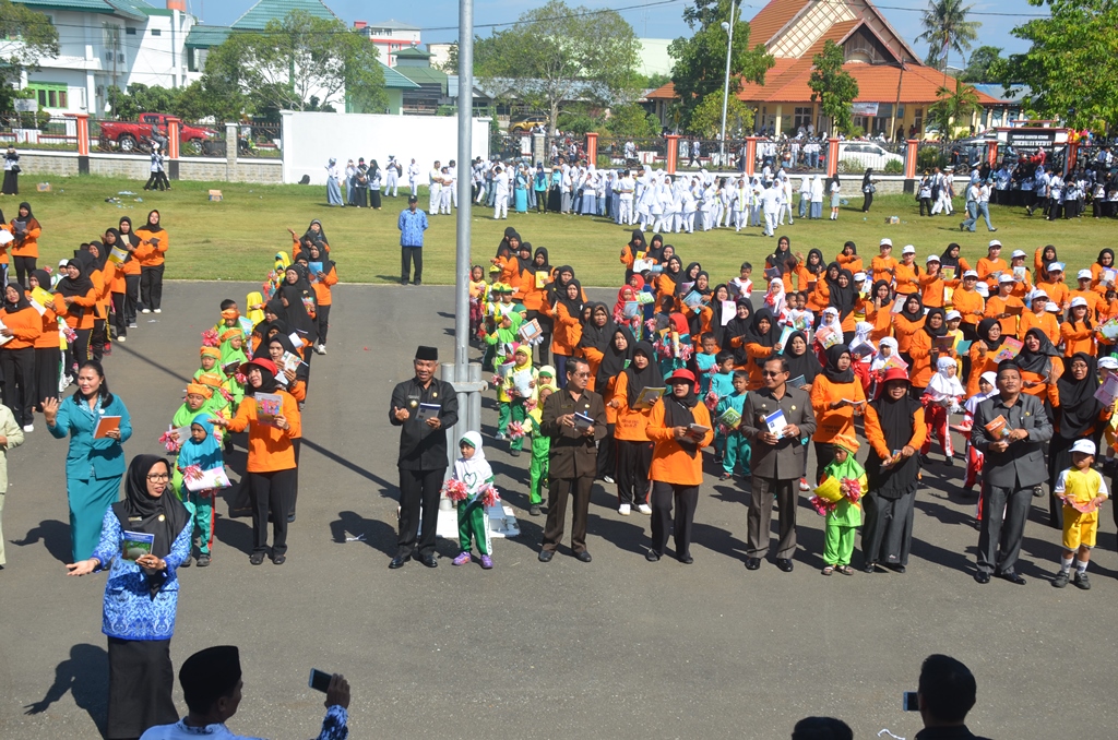 Bupati Martin Rantan SH bersama Forkopimda Ibu dan anak PAUD se kabupaten Ketapang usai mengikuti upacara Hardiknas di halaman Kantor Bupati Ketapang
