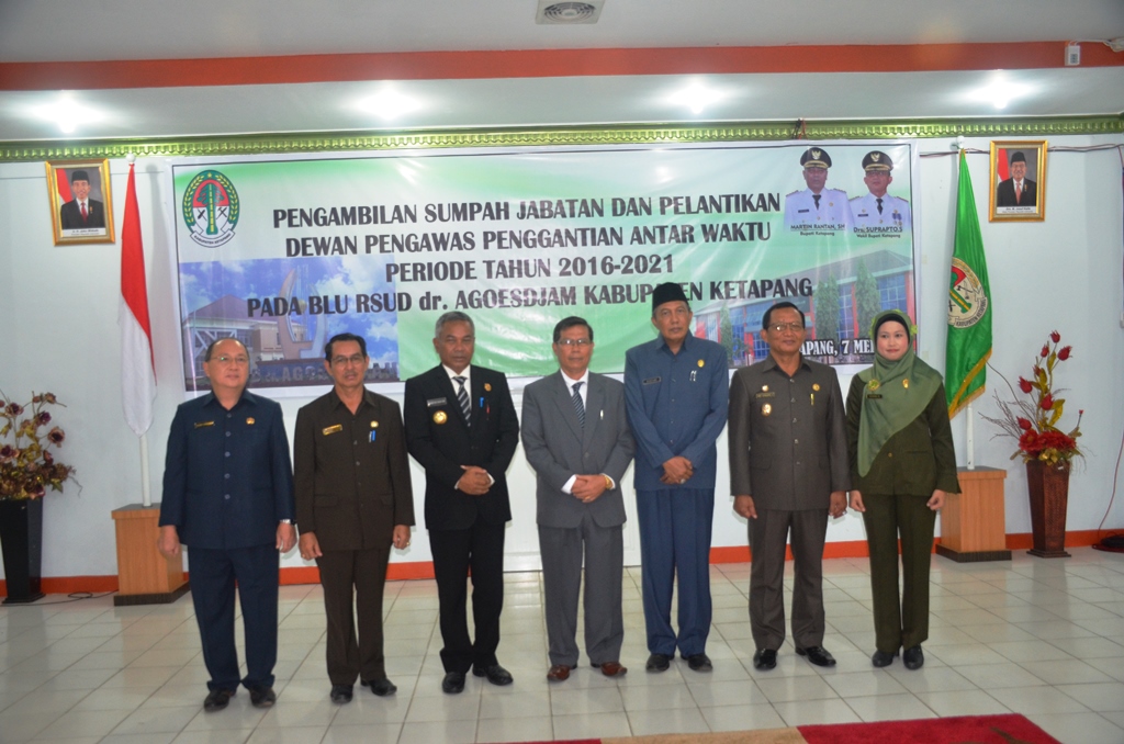 Bupati Martin Rantan SH bersama ketua BLU Rsud Dr AGoesdjam Ketpang H Rustami, dan Aloysius Ala, di aula Pendopo Rumah Jabatan Bupati Ketapang