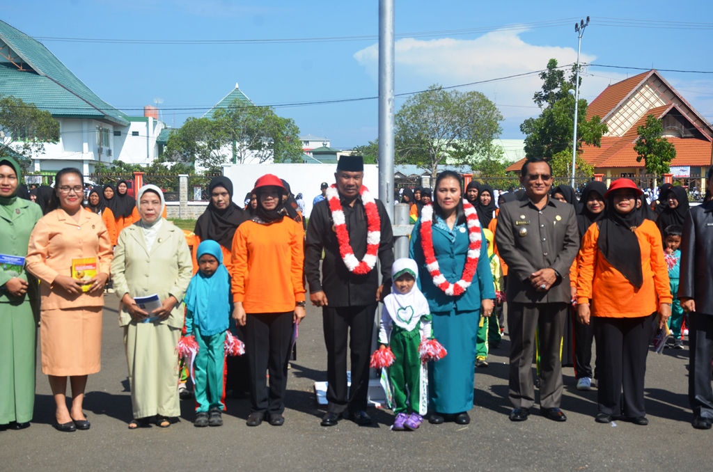 Bupati martin Rantan Sh dan Bunda PAUD Ny Elysabet betty Martin rantan bersama anak PAUD se kabupaten Ketapang usai mengikuti upacara bendera di halaman kantor Bupati Ketapang