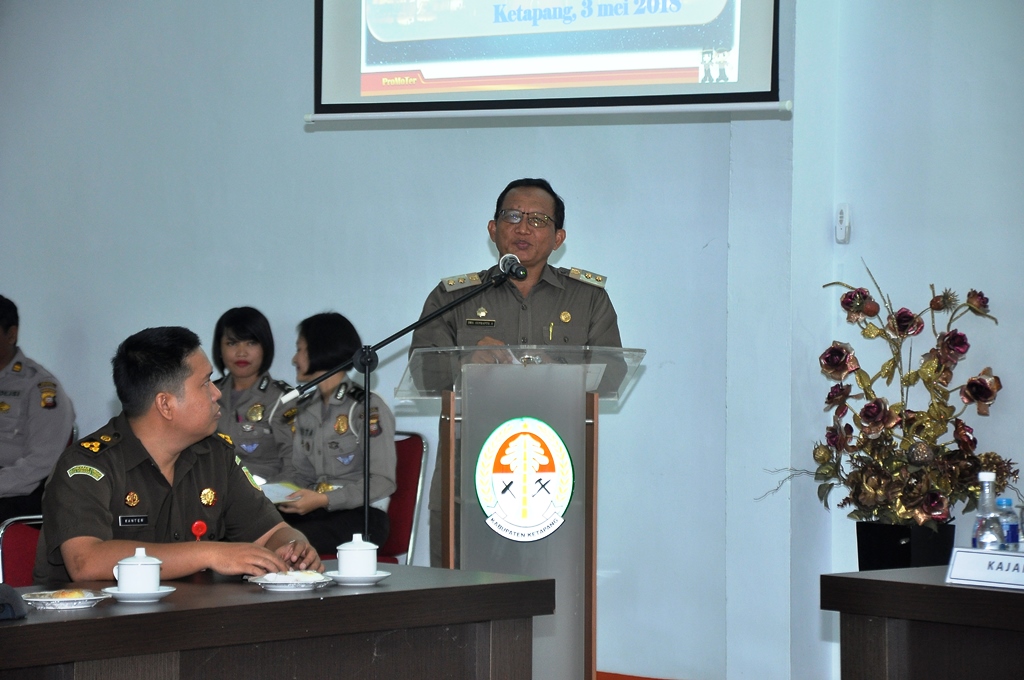 Wakil Bupati Drs Suprapto S memberikan sambutan dalam rapat koordinasi Saber Pungli di pendopo bupati Ketapang