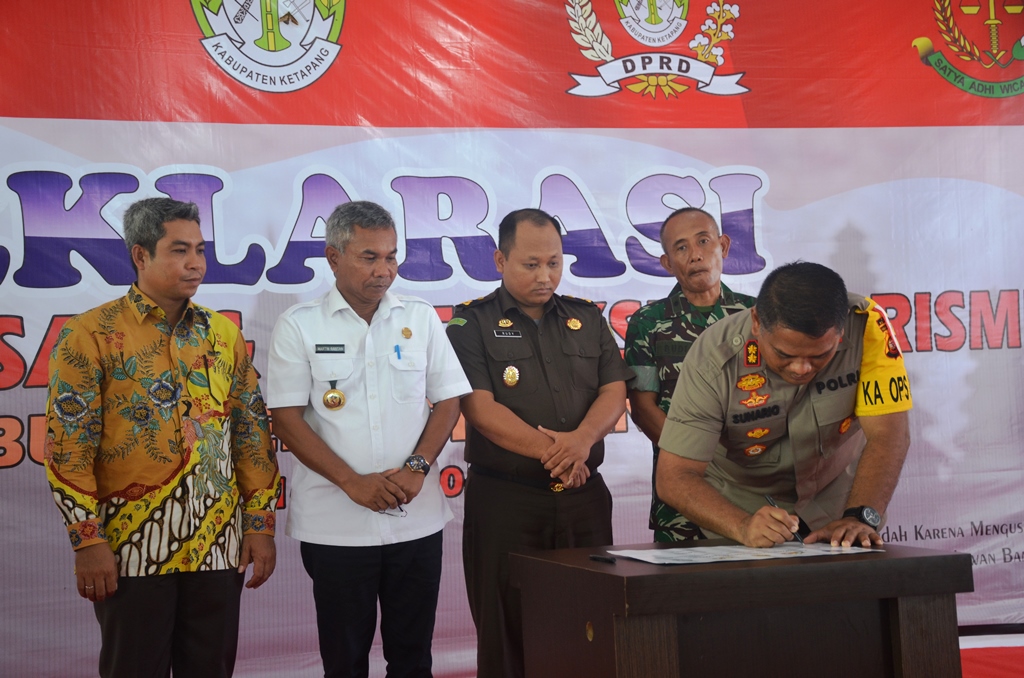 kapolres Ketapang AKBP Sunaryo.S.ik bersama forkopimda menanda tangani deklarasi anti kekerasan dan teroruisme di pendopo Bupati Ketapang