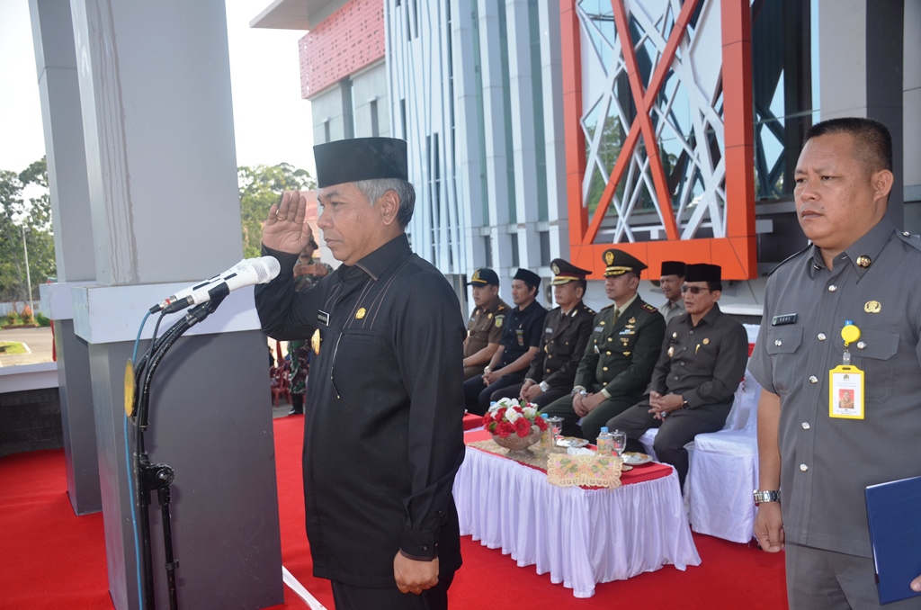 Bupati Martin Rantan SH menjadi inspektur apel peringatan hari kebaung daerah Kalbar di halaman Kantor Bupati Ketapang