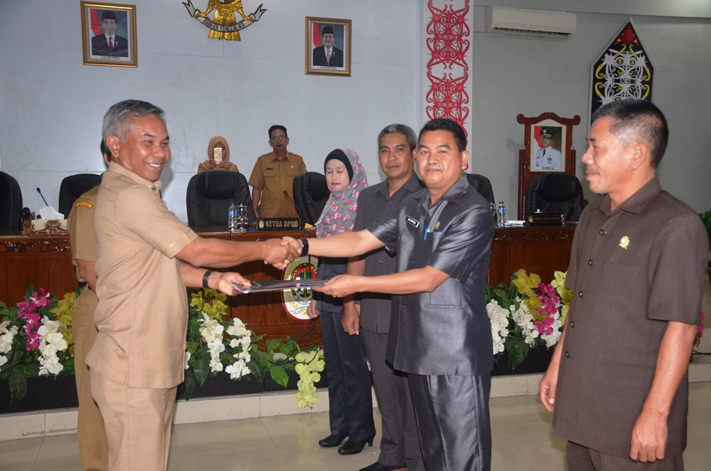 Bupati Martin Rantan SH M,Sos, menerima naskah KUA PPAS dari Ketua DPRD Ketapang Budi Matheus S.Pd, usai sidang paripurna DPRD Ketapang jpg