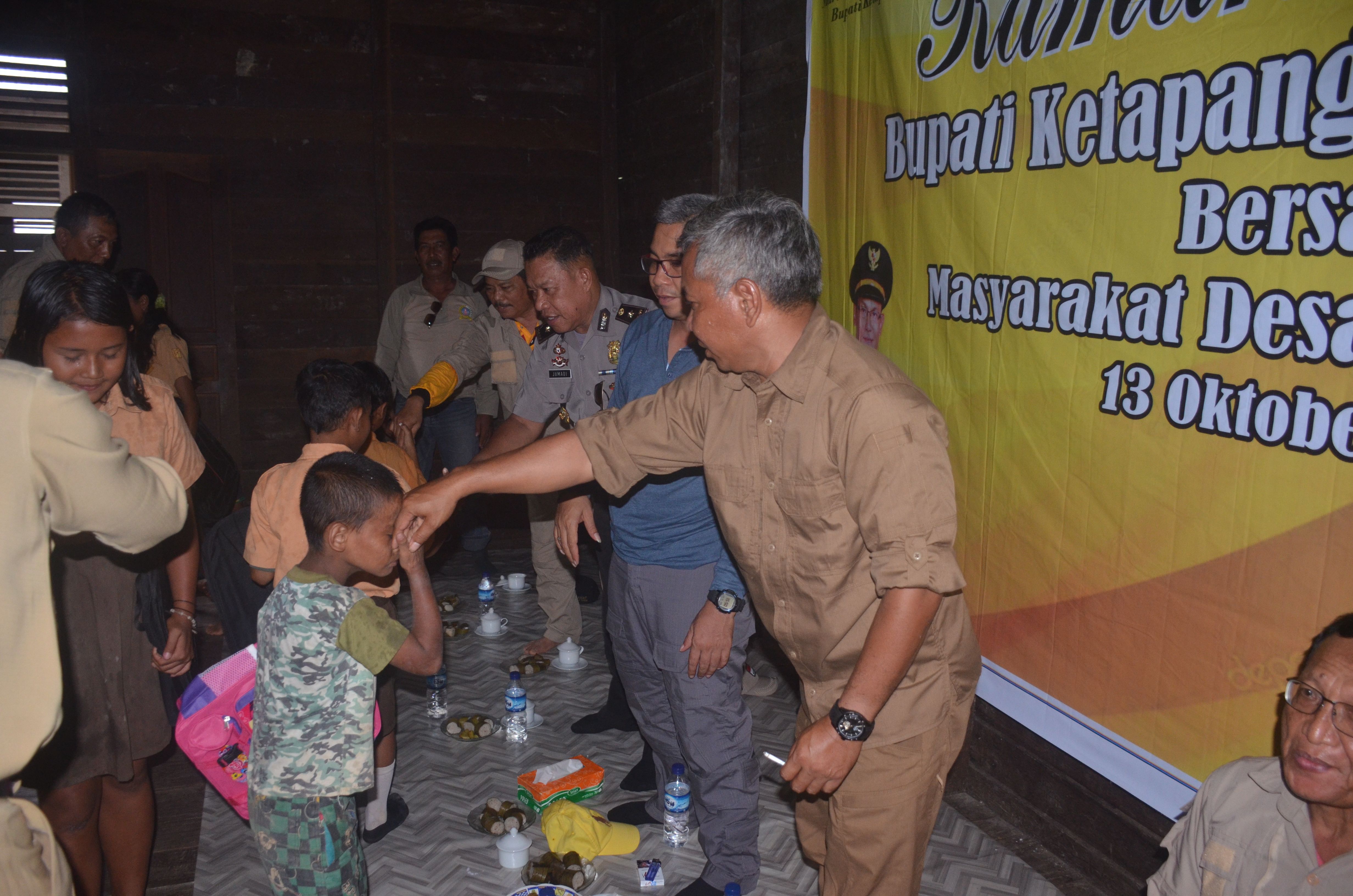 Kunjungan kerja Bupati Martin Rantan juga menyerahkan bantuan kepada warga desa Lubuk kakap kecamatan Hulu Sungai