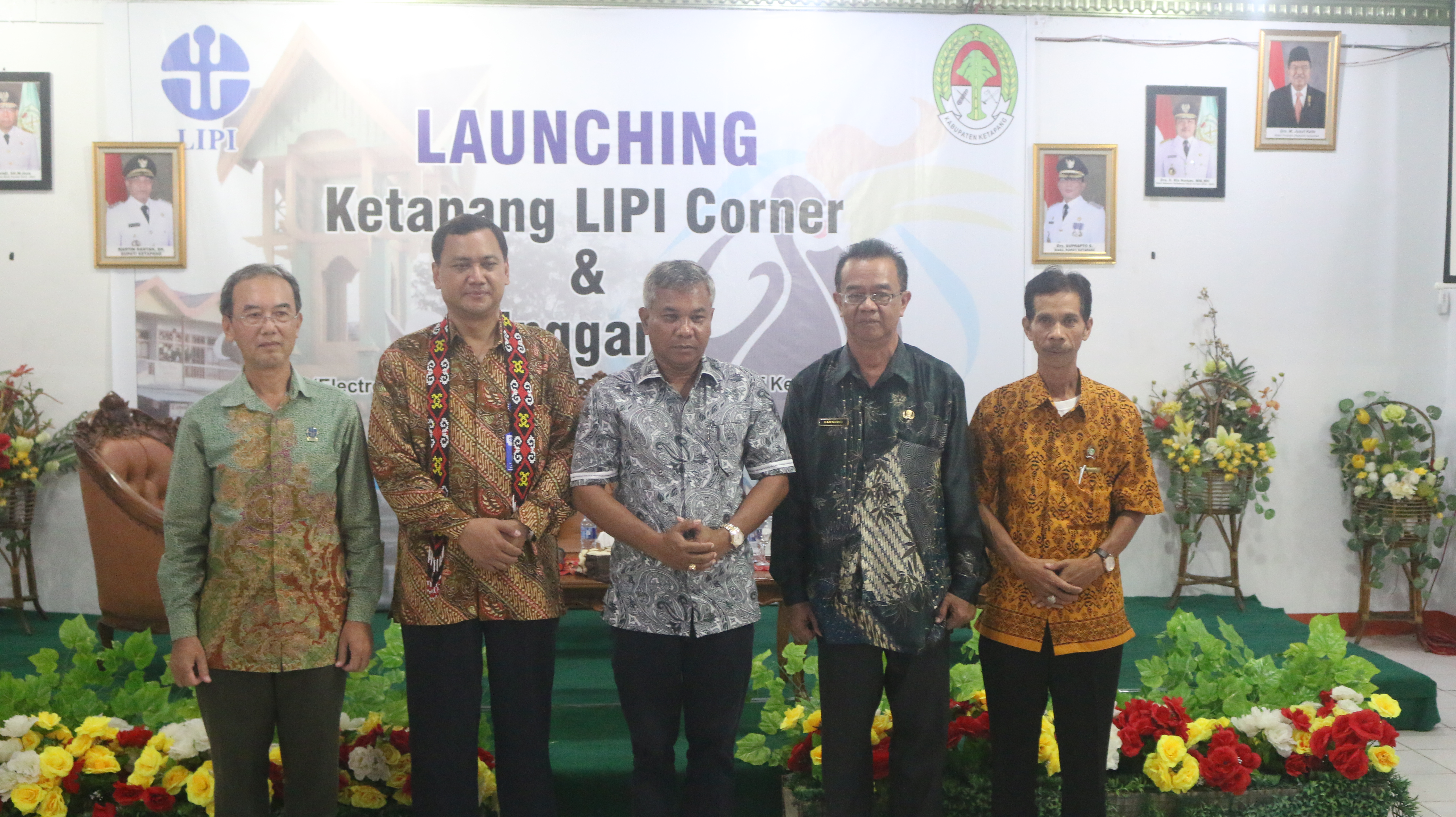 Bupati Martin Rantan bersama Deputi Jasa Ilmiah Lembaga Ilmu pengetahuan Indonesia, Dr Mego Pinandito usai penanda tangan MoU di pendopo Bupati Ketapang